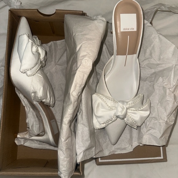 Dolce Vita Cream Heels with Bow Accent - Picture 1 of 3